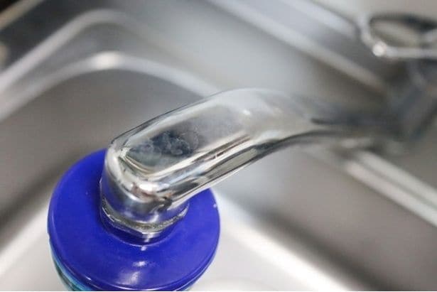 水垢で汚れた水栓も日焼け止めクリームで解決（▶手順をチェック）