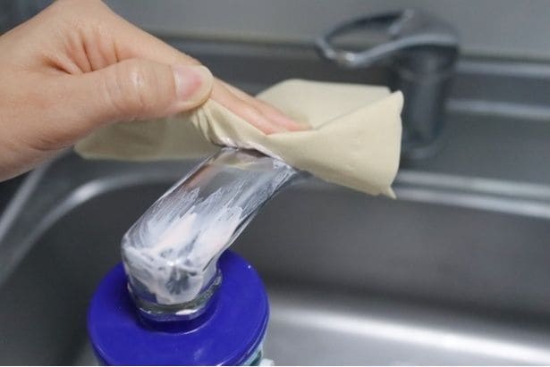 ティッシュで綺麗に拭き取る（▶効果をチェック）