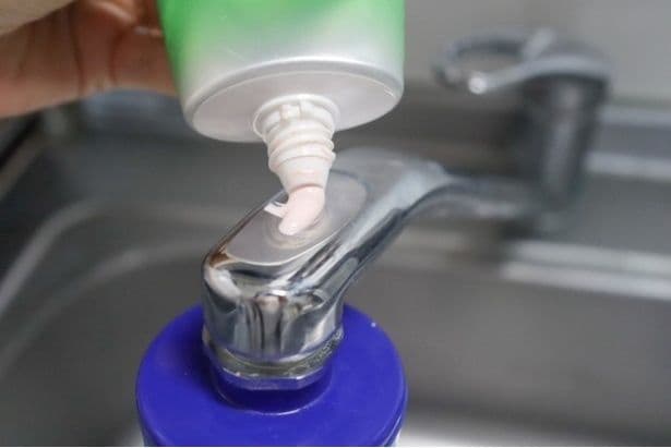 水栓に日焼け止めクリームを乗せる（▶次へ）