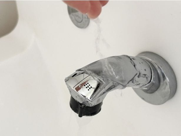 水で歯磨き粉を洗い流す（▶次へ）