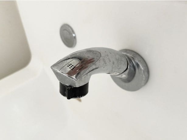 水垢で汚れた蛇口を歯磨き粉で掃除（▶準備するものをチェック）