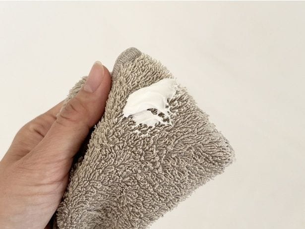 水で湿らせた布に歯磨き粉を付ける（▶次へ）