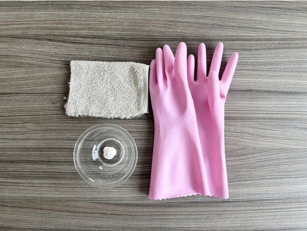 歯磨き粉、ゴム手袋、布1枚を使用(▶やり方をチェック)