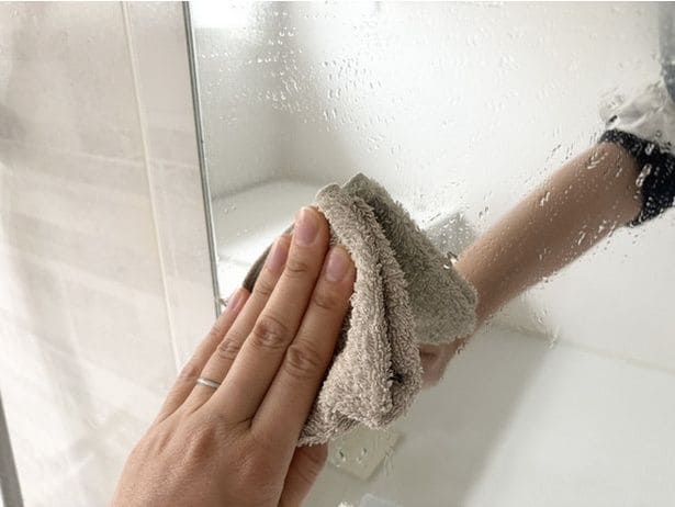 乾いた布で水滴を拭き取る(▶結果)