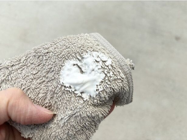 水で湿らせた布に歯磨き粉を付ける(▶次へ)