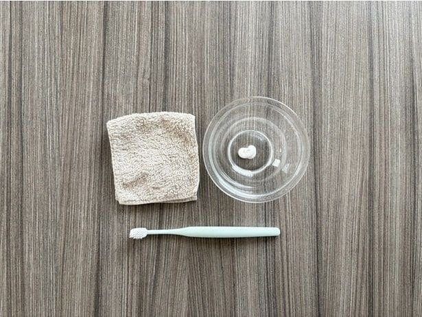 歯磨き粉、いらない歯ブラシ、布1枚を使用(▶やり方をチェック)