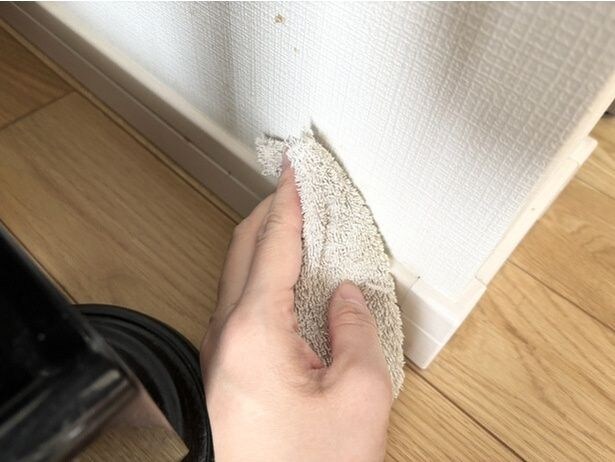 水で湿らせた布でやさしく拭き取る(▶結果)