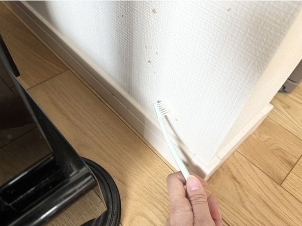 壁紙を傷つけないように弱い力で擦る(▶次へ)