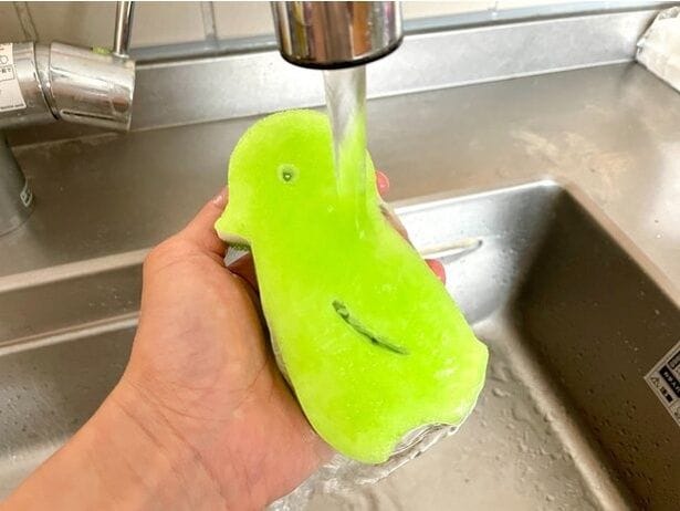 スポンジにたっぷりと水を含ませて（▶次へ）