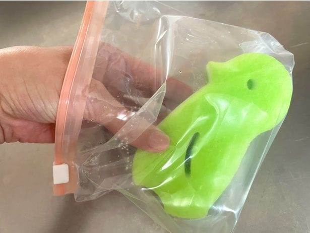 重い保冷剤はもういらない！？スポンジを代用した保冷剤の作り方