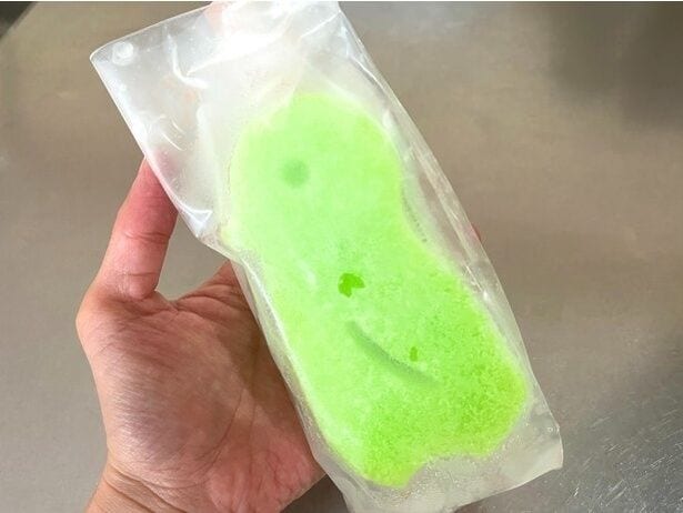 凍ったらスポンジ保冷剤の出来上がり！（▶キャンプに持って行くときは）