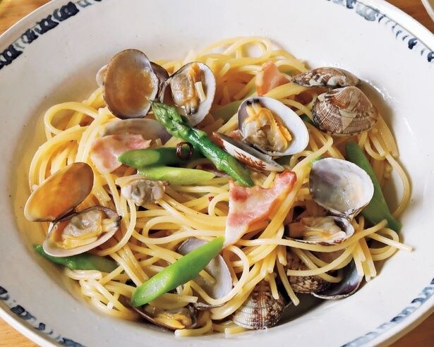 あさりとベーコンのうまみを吸ったパスタが絶品！「あさりのガーリックパスタ」