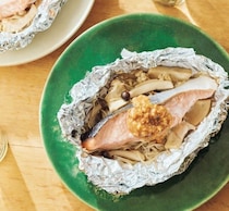 食物繊維がたっぷり！「鮭ときのこのホイル蒸し美腸アーモンドソース」【まるさんの腸活ダイエット】
