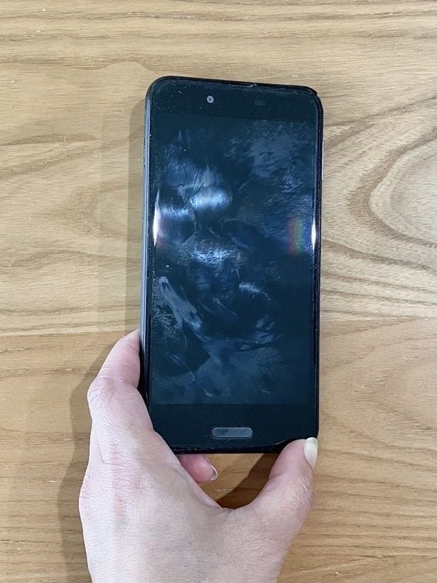 指紋でベタベタなスマホが…（▶次へ）