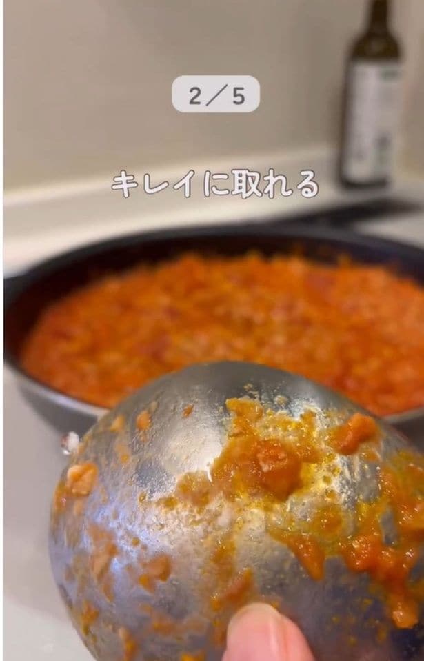 油がお玉の裏側にピタッと密着して取れる▶油が床にこぼれたら…（⇒次へ）