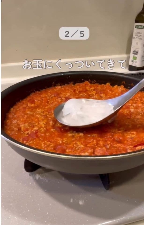 氷をのせたまま料理の表面を滑らせる▶表面に浮いた油がなんと…（⇒次へ）