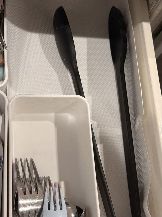 キッチンの引き出しで場所をとるトング（▶次へ）