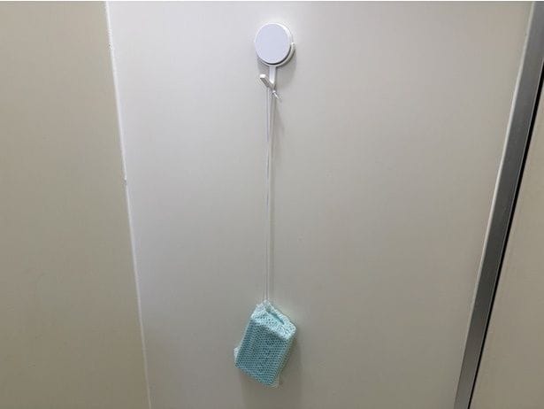 洗面台や浴室の壁に吊るすだけ（▶次の準備へ）