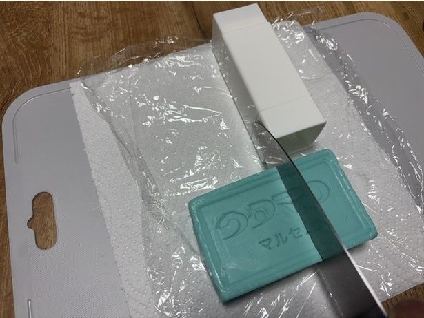 レンジで温めたあとにケースに入るサイズにカット（▶次へ）