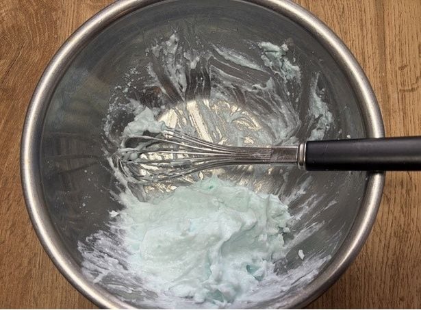 お湯を入れて泡立てるとホイップ状に（▶次へ）