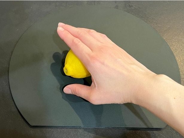 まずは、レモンを手で押しながら転がしてやわらかくする（▶次へ）