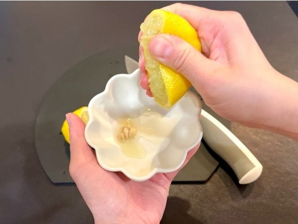レモンを手で絞るとベタベタするし、種を取るのも地味に手間…（▶次へ）
