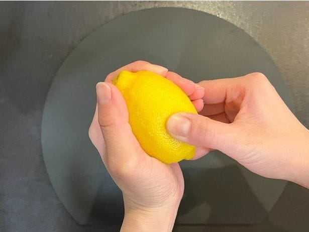 やわらかさの目安は、指で軽く押してくぼむくらいがベスト（▶次へ）
