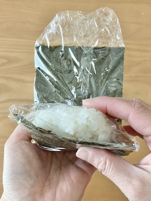 おにぎりの部分を手前に開き…（▶次へ）