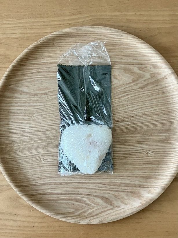 反対側も重ねるように折る！（▶次へ）