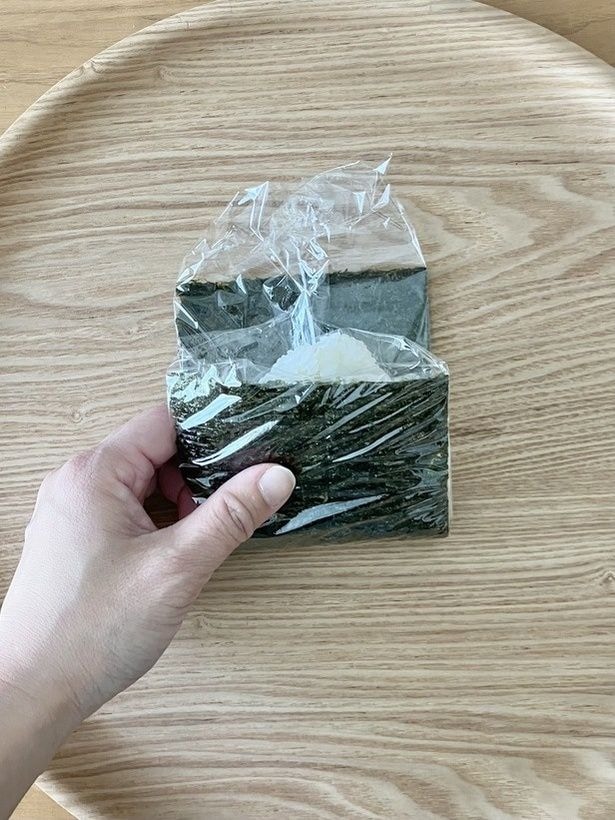 おにぎりを手前から奥へ折り畳み…（▶次へ）