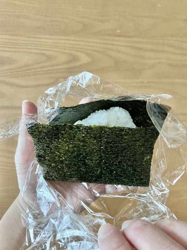おにぎりを海苔で挟んで完成！（▶時間が経ったら…？）
