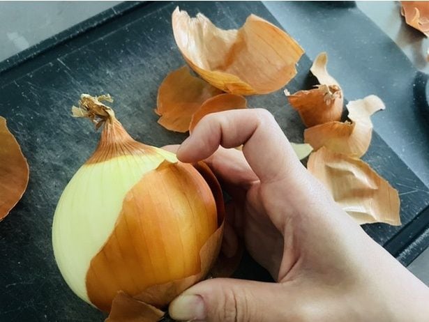 玉ねぎの皮はパリパリになってむきにくい(▶用意するものは?)