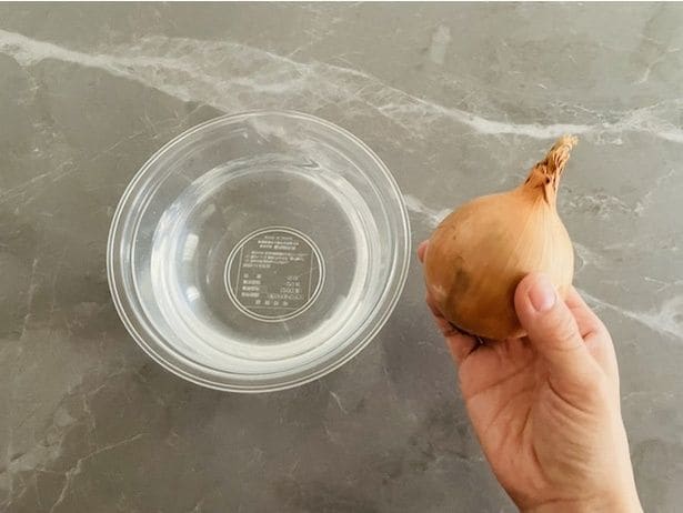 水を入れたボウルと玉ねぎを用意(▶手順は?)