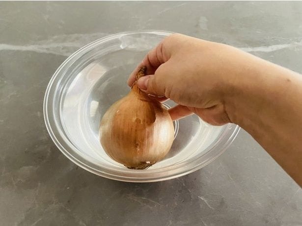玉ねぎを水に浸す(▶次へ)