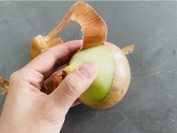 繊維に逆らって横向きに皮をむく（▶次へ）