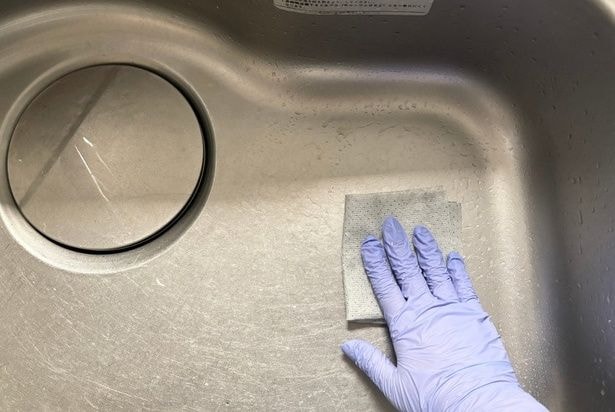 無印良品「水回りの汚れ用 掃除シート」でキッチンシンクの掃除▶とれた汚れ