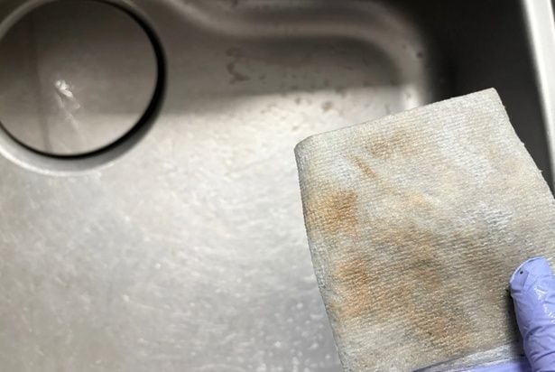 スポンジだけでは落ちなかった汚れが残っていた様子▶お掃除後の様子