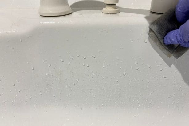 コンパクトに切って使えるため、細かい部分の掃除にも最適▶お風呂場の鏡や蛇口掃除にも