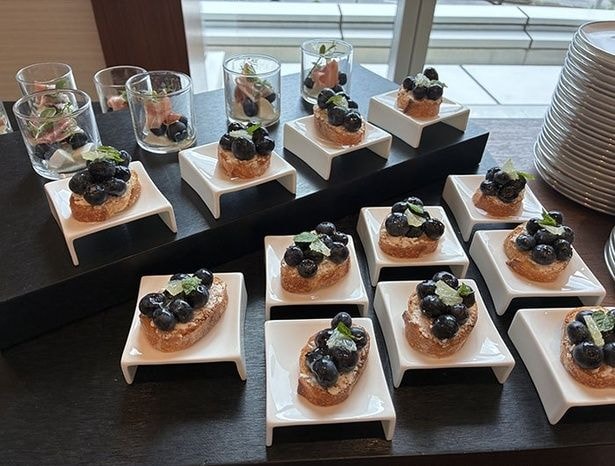 ブルーベリーとカッテージチーズ的ブルスケッタ ライム風味
