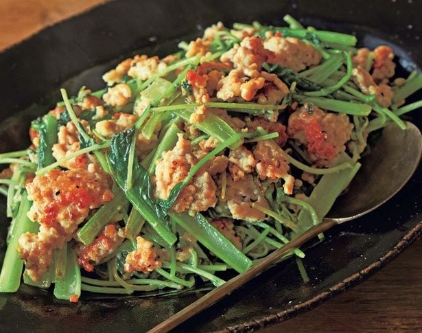ごろっと焼いたひき肉で、満足感あり!「ひき肉と葉野菜のうまマヨ炒め」