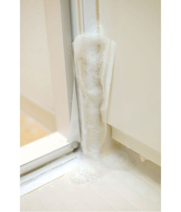 泡タイプは泡が消えてたれても、効果はあります。それでも気になるなら、ペーパータオルやティッシュの上から吹きつけて張りつけてもいいですね」