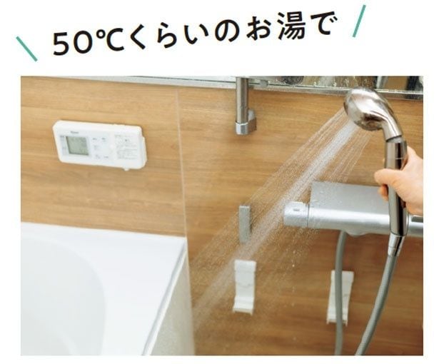 浴室全体にシャワーをかけて、シャンプーの泡や皮脂をしっかり流す