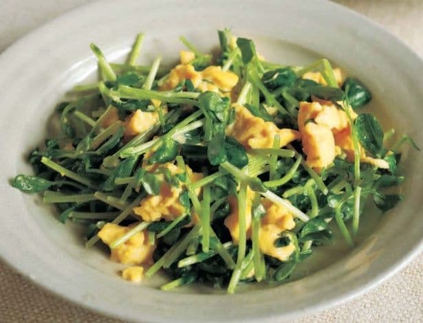卵の余熱で豆苗をなじませて「豆苗と卵のサラダ」