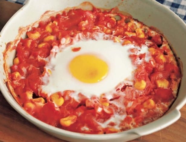 プチプチの甘いコーンが味と食感のアクセントに「卵のトマトソース焼き」