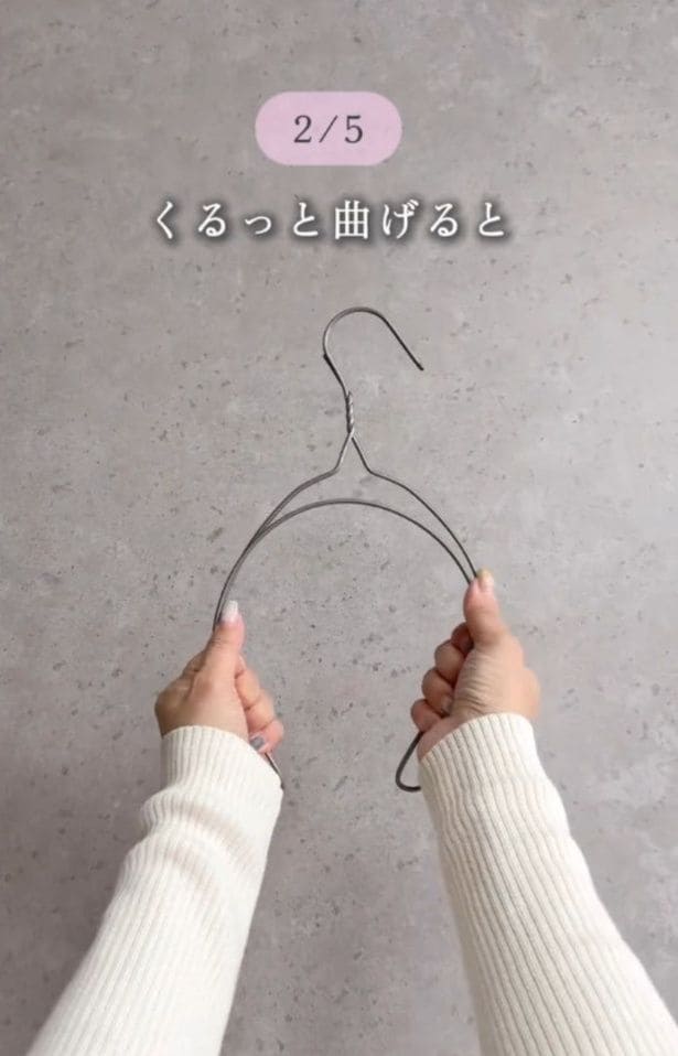 アーム部分を曲げる▶帽子のアジャスター部分の穴に通せば…(⇒次へ)