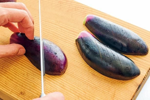 なすは皮に切り目を入れることで火の通りが早くなり、味もしみる