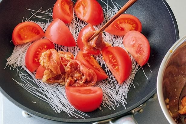 はるさめの上にトマト、味つけした肉をのせ、はるさめに具のうまみを吸わせる