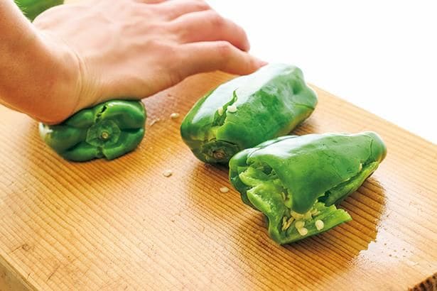 ピーマンはへたも種も取らず、そのまま押し潰して。加熱中の破裂を防ぎ、味がしみてジューシーに！