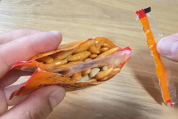 小分けお菓子の中身が飛び散らない開け方