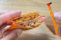 「これ考えた人、天才すぎる」【ハサミ不要】小分けお菓子の中身をぶちまけない神ワザ